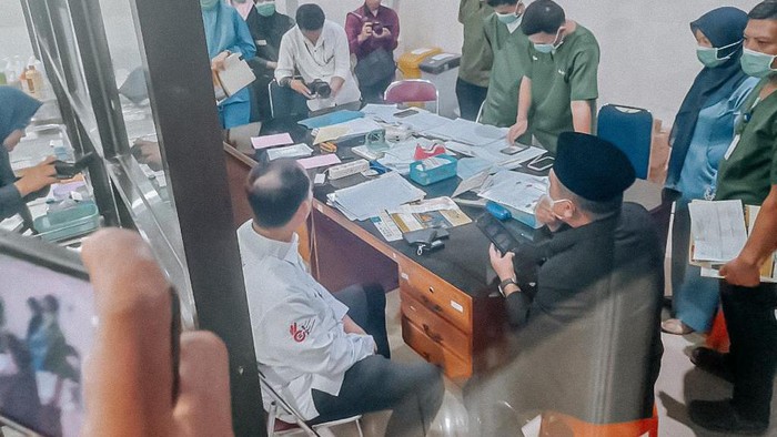 Gubernur Jambi, Al Haris ketika mendatangi IGD di RSUD Jambi. Istimewa