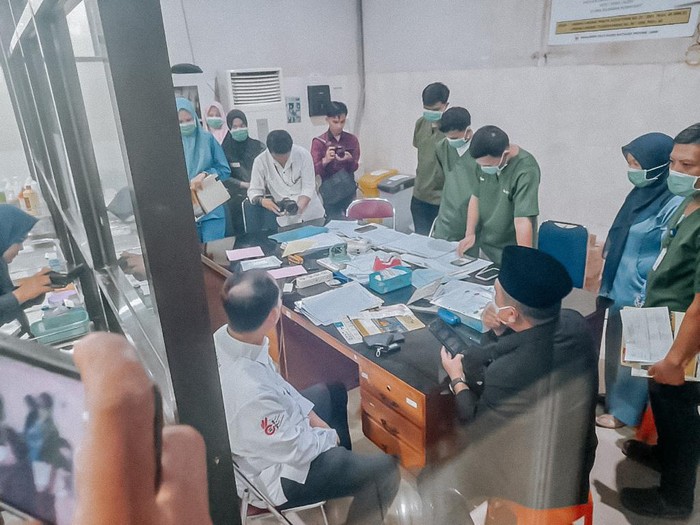 Gubernur Jambi, Al Haris ketika mendatangi IGD di RSUD Jambi. Istimewa