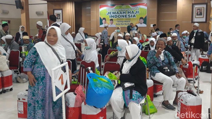 Jemaah haji Kloter 99 Embarkasi Solo tiba di Asrama Haji Donohudan, Boyolali.