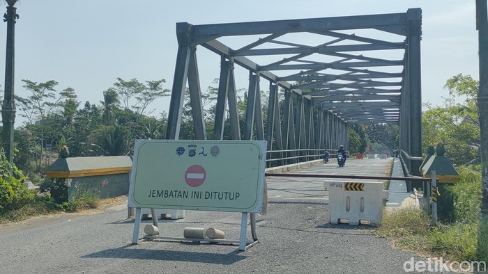 Kondisi jembatan Glagah yang ditutup untuk akses kendaraan besar. Foto diambil belum lama ini di sisi timur jembatan wilayah Karangwuni, Wates, Kulon Progo, DIY.
