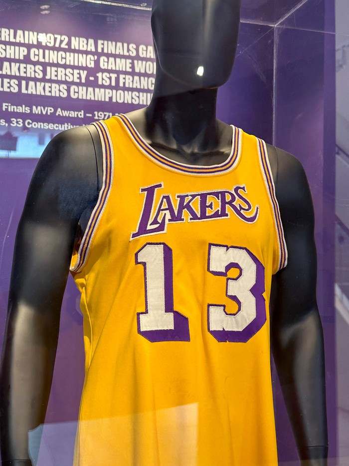 Jersey Pebasket Legendaris Lakers Dilelang, Ditaksir Laku 60 M View of Wilt Chamberlain's game-worn 1972 NBA Finals