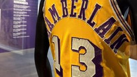 Jersey yang dikenakan pemain legendaris NBA saat membantu Los Angeles Lakers memenangkan kejuaraan pertama mereka, diperkirakan akan terjual lebih dari USD4 juta atau sekitar Rp60,7 miliar. 