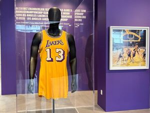 Jersey Pebasket Legendaris Lakers Dilelang, Ditaksir Laku Rp 60 M