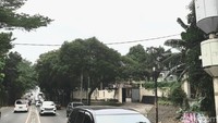 Di sini, leher warga bernama Sultan Rif’at Alfatih (20) pernah terjerat kabel yang menjuntai. Kabel yang menjuntai itu sudah ditinggikan, namun kabel-kabel di pinggir jalan masih semrawut.