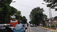Lokasi ini ada di Jl Pangeran Antasari, kawasan Kecamatan Cilandak, Jakarta Selatan, dipotret detikcom pada 2 Agustus 2023. Kecelakaan Sultan terjadi pada 5 Januari 2023 lalu. Kabel yang mencelakai Sultan sudah dinaikkan.