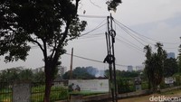 Tiang-tiang utilitas ini tidak hanya berdiri sendiri namun juga ada yang membentuk rumpun yang terdiri dari tiga, empat, bahkan lima tiang dalam satu lokasi berdekatan.