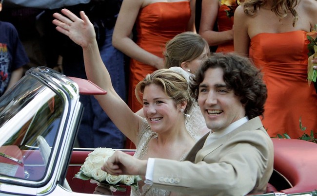 Justin Trudeau dan Sophie Gregoire Trudeau menikah pada 28 Mei 2005 di Montreal, Kanada. Inilah momen bahagia keduanya saat baru saja menikah. Keduanya naik mobil Mercedes 300SL milik ayah Justin. Foto: Dok. Reuters