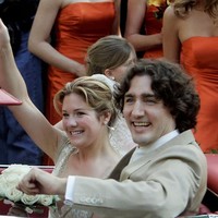 Tak lama berselang, keduanya mulai berpacaran dan akhirnya menikah pada 2005 di Gereja Sainte-Madeleine dOutremont, Montreal.  Dari pernikahan itu, mereka dikaruniai tiga anak: Xavier, Ella-Grace, dan Hadrien.   Foto: Dok. Reuters
