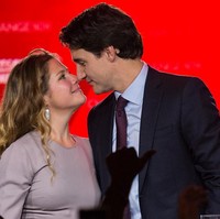 Justin Trudeau menjadi perdana menteri Kanada 10 tahun setelah menikah dengan Sophie. Inilah momen saat keduanya saling menatap bahagia setelah Justin memenangkan pemilihan perdana menteri pada 2015. Foto: Dok. AFP