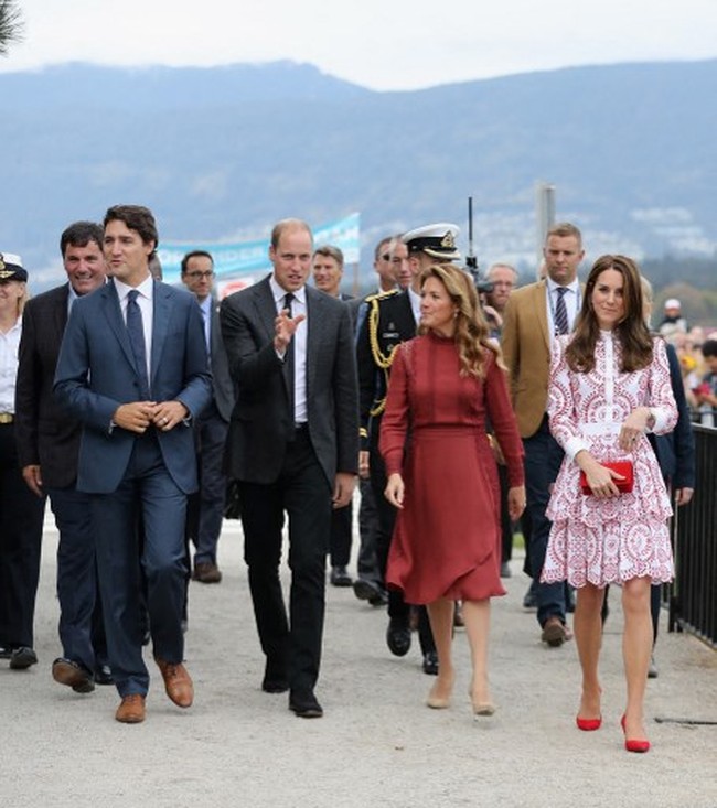 Semenjak sang suami menjadi PM Kanada, Sophie Gregoire Trudeau menjalani tugasnya sebagai ibu negara. Salah satunya momen ini setahun setelah Justin Trudeau menjadi PM Kanada, Sophie menemani sang suami menyambut pasangan Kerajaan Inggris, Pangeran William dan Kate Middleton. Foto: Getty Images via AFP/CHRIS JACKSON
