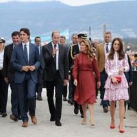 Semenjak sang suami menjadi PM Kanada, Sophie Gregoire Trudeau menjalani tugasnya sebagai ibu negara. Salah satunya momen ini setahun setelah Justin Trudeau menjadi PM Kanada, Sophie menemani sang suami menyambut pasangan Kerajaan Inggris, Pangeran William dan Kate Middleton. Foto: Getty Images via AFP/CHRIS JACKSON