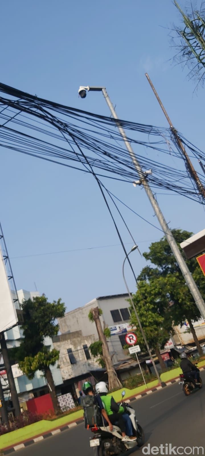 Kabel menjuntai di jalanan dekat Bekasi Junction, Kota Bekasi, 3 Agustus 2023. (Dwi Andayani/detikcom)