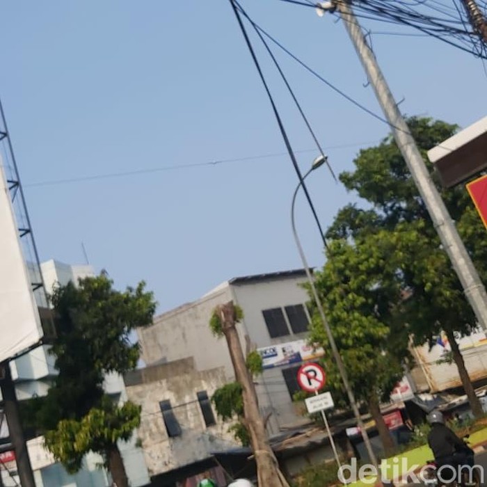 Kabel menjuntai di jalanan dekat Bekasi Junction, Kota Bekasi, 3 Agustus 2023. (Dwi Andayani/detikcom)
