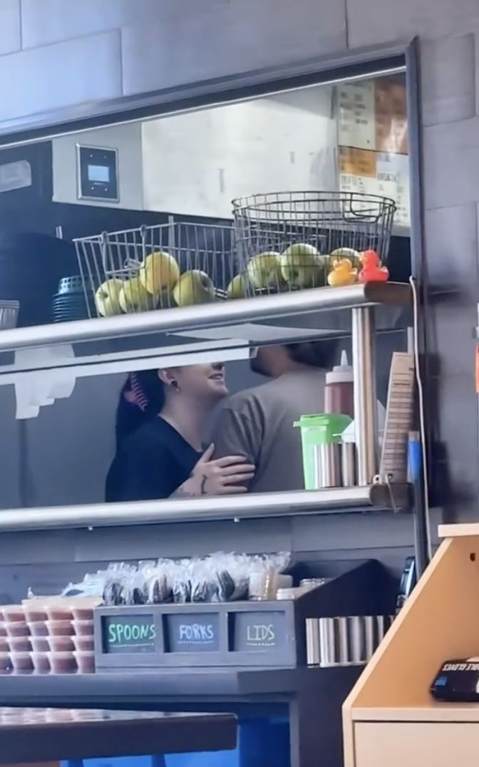 Kacau! Pengunjung Menunggu Lama Pesanannya karena Pegawai Resto Pacaran