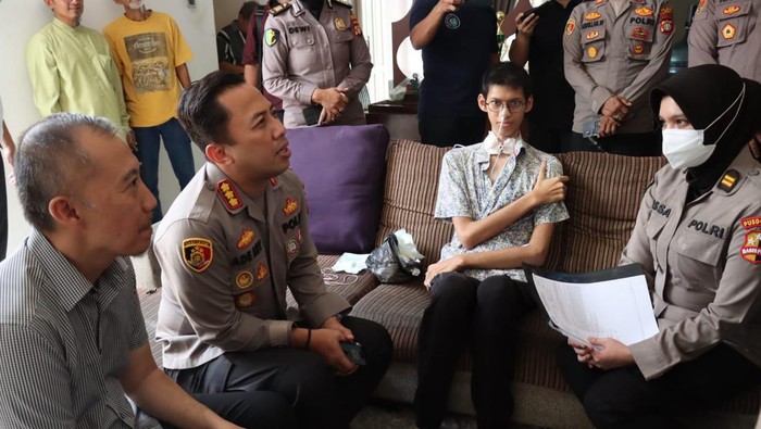 Kapolres Jaksel Kombes Ade Ary Syam Indradi dan tim dokter spesialis THT RS Polri membesuk Sultan Rifat Alfatih, korban kabel Bali Tower yang menjuntai di Jaksel.