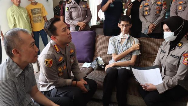 Kapolres Jaksel Kombes Ade Ary Syam Indradi dan tim dokter spesialis THT RS Polri membesuk Sultan Rif'at Alfatih, korban kabel Bali Tower yang menjuntai di Jaksel.