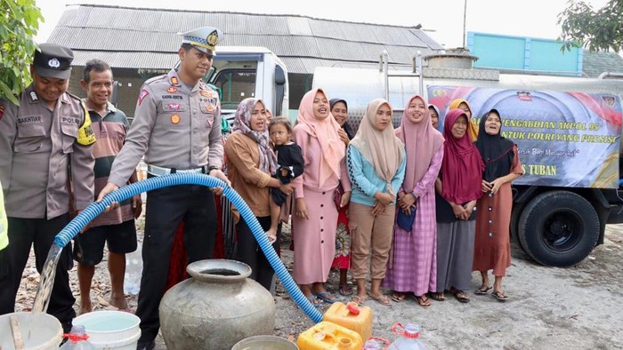 Kapolres Tuban AKBP Suryono saat mendistribusikan air bersih untuk warga di perbukitan.