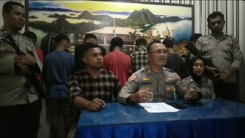 Kapolsek Kelapa Lima AKP Jemy Noke saat menyampaikan keterangan pers di aula Polsek Kelapa Lima, Kota Kupang, NTT, Kamis (3/8/2023). (Yufen Bria/detikBali).
