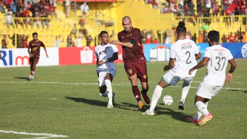 Kapten PSM Makassar Wiljan Pluim dikepung pemain bertahan Persik Kediri dalam laga di Stadion Gelora BJ Habibie, Parepare.