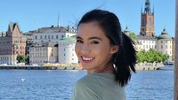 Karen Nijsen mengaku sangat sayang sama anak kecil makanya ia mau memberi sebuah buku anak. (Foto: dok Instagram)