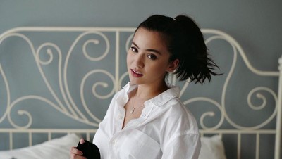 6 Potret Karen Nijsen Si Penyayang Anak Kecil