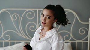 6 Potret Karen Nijsen Si Penyayang Anak Kecil