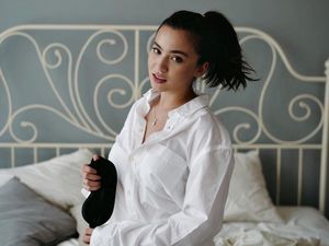 6 Potret Karen Nijsen Si Penyayang Anak Kecil