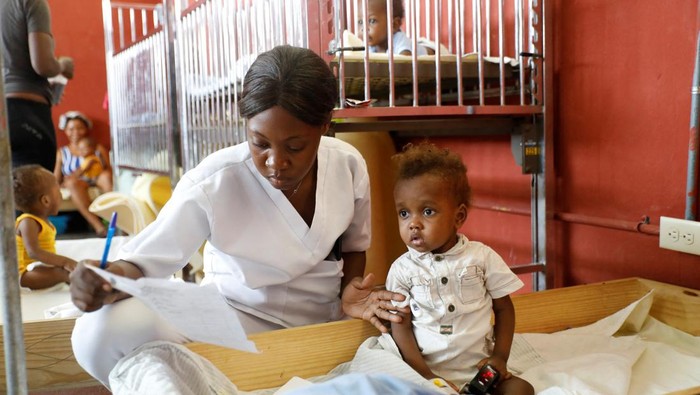 Lorena Jean Denise feeds her 19-month-old son David, who is one of several malnourished infants and toddlers that are being treated at the Centre Hospitalier de Fontaine, located in the impoverished neighborhood of Cite Soleil, where the two rival gangs, G-Pep and G-9, are based, in Port-au-Prince, Haiti July 27, 2023. REUTERS/Octavio Jones