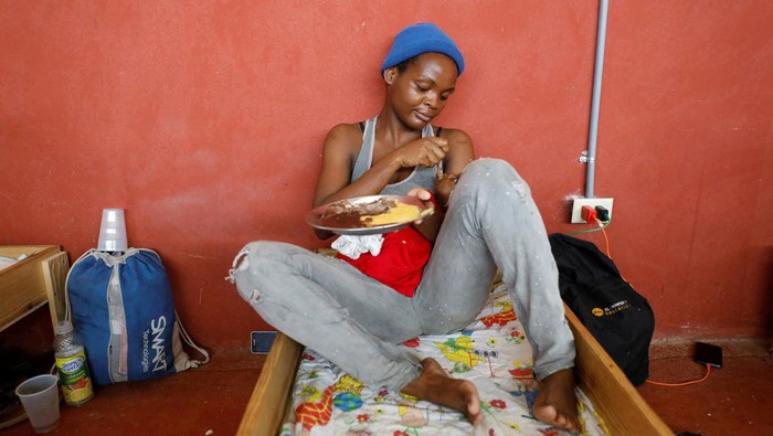 Lorena Jean Denise feeds her 19-month-old son David, who is one of several malnourished infants and toddlers that are being treated at the Centre Hospitalier de Fontaine, located in the impoverished neighborhood of Cite Soleil, where the two rival gangs, G-Pep and G-9, are based, in Port-au-Prince, Haiti July 27, 2023. REUTERS/Octavio Jones