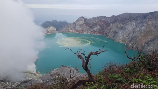 Kawah Ijen dengan ornamen belerang mencair terbentuk secara alami karena pusaran angin di pusat kubangan.