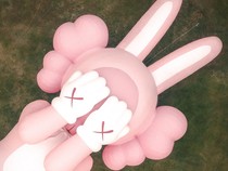 KAWS Datang ke Indonesia! Mejeng Karya Seni Instalasi di Candi Prambanan