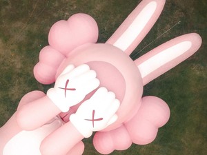 KAWS Datang ke Indonesia! Mejeng Karya Seni Instalasi di Candi Prambanan
