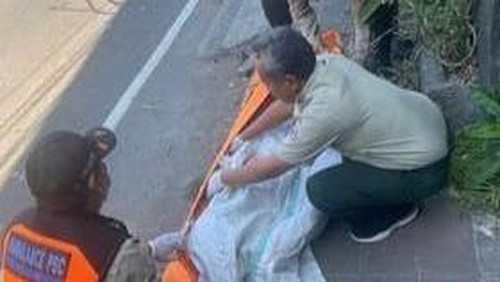 Petugas BPBD Kota Denpasar mengevakuasi jenazah pemuda korban kecelakaan di Jalan Bypass Ngurah Rai, Denpasar, Kamis (3/8/2023).
