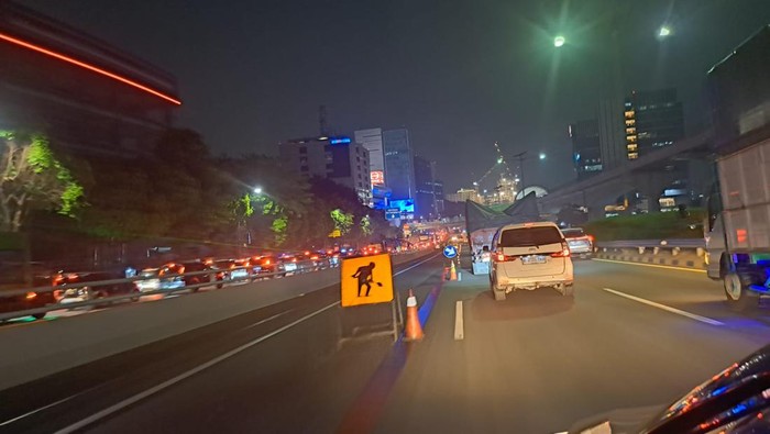 Kemacetan akibat perbaikan jalan di Tol Dalam Kota