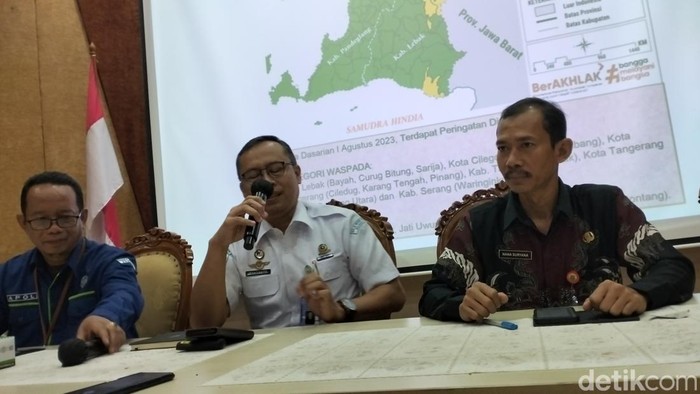 Kepala BMKG Stasiun Klimatologi Kelas II Banten Apolinaris Samsudin Geru (paling kiri) dalam jumpa pers bersama BPBD Banten.