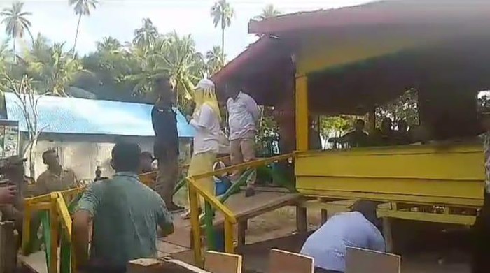 Bupati Kepulauan Sula, Maluku Utara, Fifian Adeningsih Mus ditegur Panitia Pengawas Pemilu Kecamatan (Panwascam) karena mengampanyekan politisi Partai Bulan Bintang (PBB) Lasidi Leko.