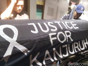 Bersepeda Bawa Keranda Pria Kota Batu Ingatkan Tragedi Kanjuruhan