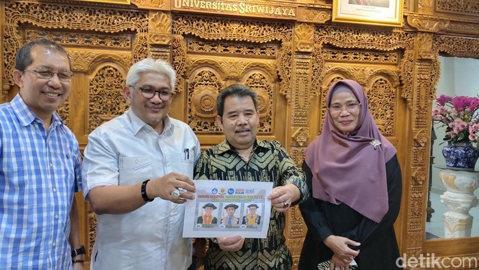 Ketua Panitia pemilihab calon Rektor Unsri (Kiri) Prof Joni Emirzon dan Ketua Senat Prof Subriyer Nasir (kanan) menunjukan foto 3 bakal calon Rektor Unsri.