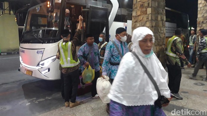 Jemaah haji kloter 99 atau kloter terakhir Embarkasi Solo tiba di Asrama Haji Donohudan, Boyolali.
