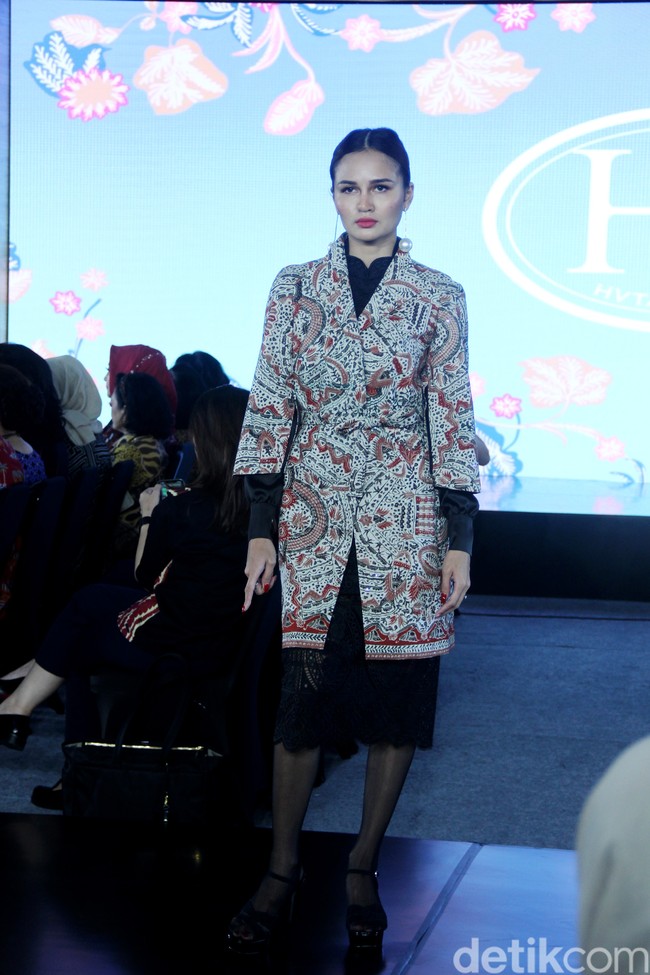 Inilah koleksi baju batik karya enam desianer Indonesia di Gelar Batik Nusantara 2023, di antaranya Didi Budiardjo, Chossy Latu, Wilson Willim, Hutama Adi, Priyo Oktaviano dan Ghea Panggabean. Foto: Mohammad Abduh/detikcom.