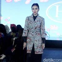Inilah koleksi baju batik karya enam desianer Indonesia di Gelar Batik Nusantara 2023, di antaranya Didi Budiardjo, Chossy Latu, Wilson Willim, Hutama Adi, Priyo Oktaviano dan Ghea Panggabean. Foto: Mohammad Abduh/detikcom.