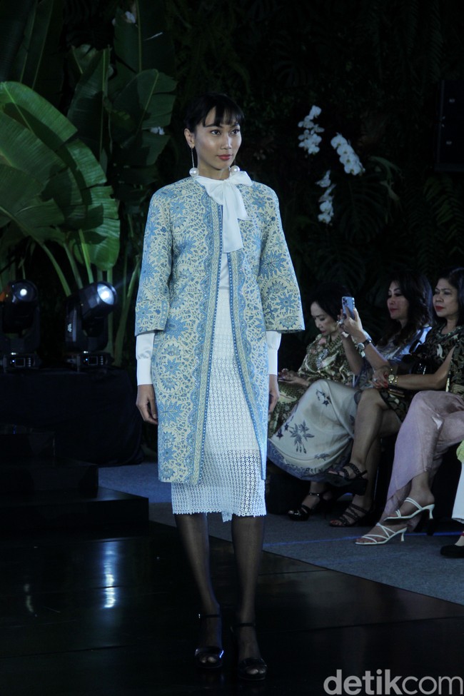 Inilah koleksi baju batik karya enam desianer Indonesia di Gelar Batik Nusantara 2023, di antaranya Didi Budiardjo, Chossy Latu, Wilson Willim, Hutama Adi, Priyo Oktaviano dan Ghea Panggabean.  Foto: Mohammad Abduh/detikcom.
