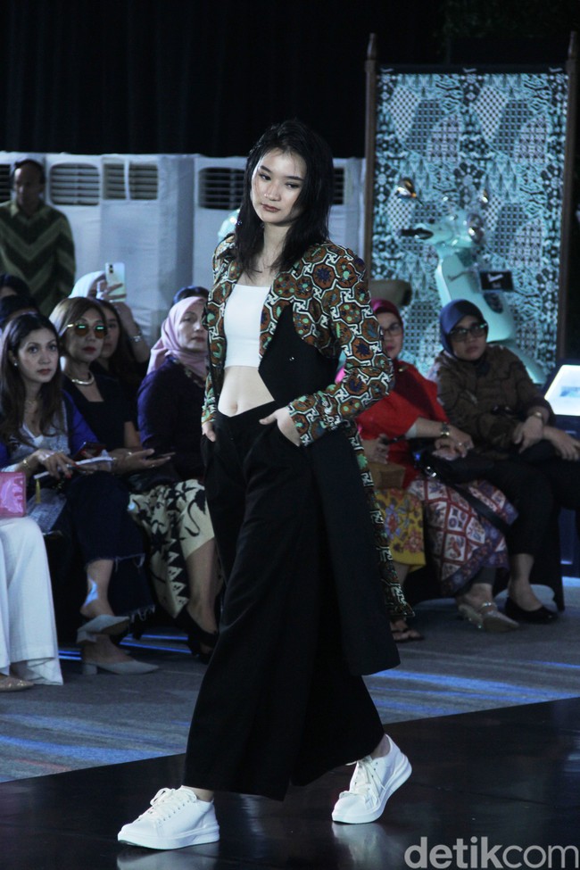 Inilah koleksi baju batik karya enam desianer Indonesia di Gelar Batik Nusantara 2023, di antaranya Didi Budiardjo, Chossy Latu, Wilson Willim, Hutama Adi, Priyo Oktaviano dan Ghea Panggabean.  Foto: Mohammad Abduh/detikcom.