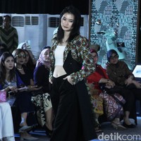 Inilah koleksi baju batik karya enam desianer Indonesia di Gelar Batik Nusantara 2023, di antaranya Didi Budiardjo, Chossy Latu, Wilson Willim, Hutama Adi, Priyo Oktaviano dan Ghea Panggabean.  Foto: Mohammad Abduh/detikcom.