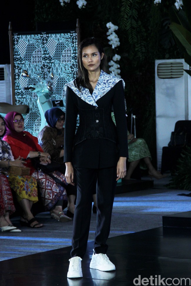 Inilah koleksi baju batik karya enam desianer Indonesia di Gelar Batik Nusantara 2023, di antaranya Didi Budiardjo, Chossy Latu, Wilson Willim, Hutama Adi, Priyo Oktaviano dan Ghea Panggabean. Foto: Mohammad Abduh/detikcom.