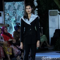 Inilah koleksi baju batik karya enam desianer Indonesia di Gelar Batik Nusantara 2023, di antaranya Didi Budiardjo, Chossy Latu, Wilson Willim, Hutama Adi, Priyo Oktaviano dan Ghea Panggabean. Foto: Mohammad Abduh/detikcom.