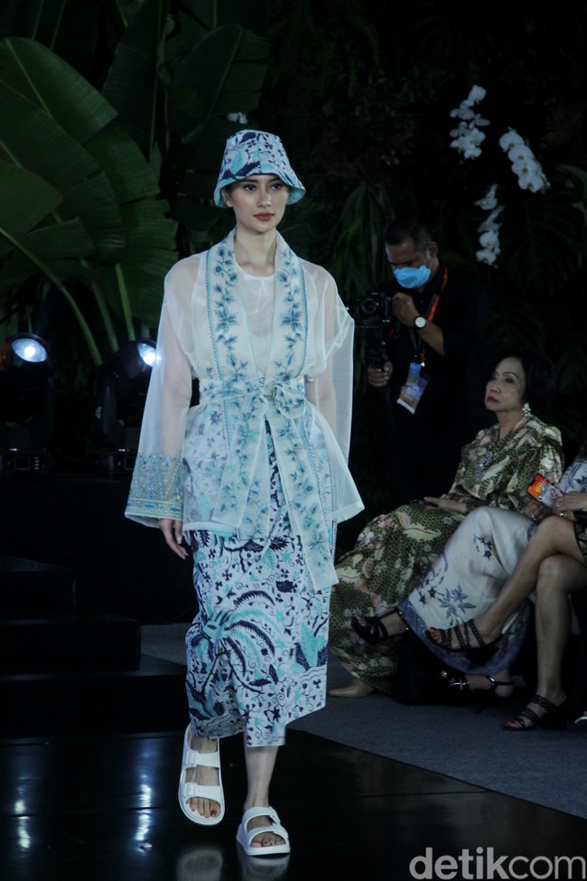 Inilah koleksi baju batik karya enam desianer Indonesia di Gelar Batik Nusantara 2023, di antaranya Didi Budiardjo, Chossy Latu, Wilson Willim, Hutama Adi, Priyo Oktaviano dan Ghea Panggabean.  Foto: Mohammad Abduh/detikcom.