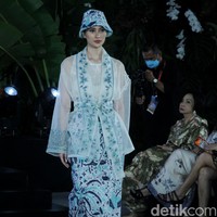 Inilah koleksi baju batik karya enam desianer Indonesia di Gelar Batik Nusantara 2023, di antaranya Didi Budiardjo, Chossy Latu, Wilson Willim, Hutama Adi, Priyo Oktaviano dan Ghea Panggabean.  Foto: Mohammad Abduh/detikcom.