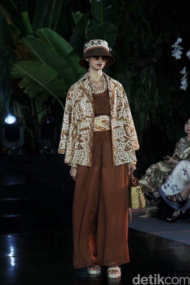 Inilah koleksi baju batik karya enam desianer Indonesia di Gelar Batik Nusantara 2023, di antaranya Didi Budiardjo, Chossy Latu, Wilson Willim, Hutama Adi, Priyo Oktaviano dan Ghea Panggabean.  Foto: Mohammad Abduh/detikcom.