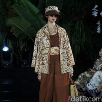 Inilah koleksi baju batik karya enam desianer Indonesia di Gelar Batik Nusantara 2023, di antaranya Didi Budiardjo, Chossy Latu, Wilson Willim, Hutama Adi, Priyo Oktaviano dan Ghea Panggabean.  Foto: Mohammad Abduh/detikcom.